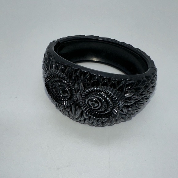 Plastic silver and black colors owl hinge bangle bracelet - Picture 6 of 7